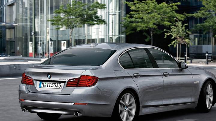 Side Pose Of 2011 BMW 5-Series Sedan Running In Grey